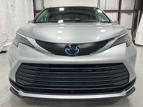 Used 2025 Toyota Sienna LE image 2