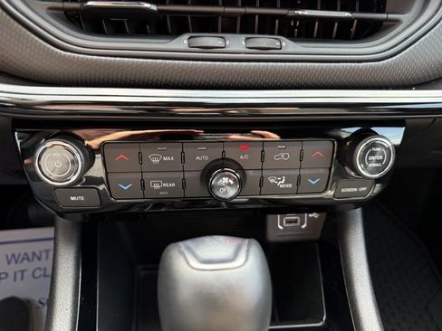 Used 2025 Jeep Compass Latitude w/ Convenience Group AWD/4WD image 27