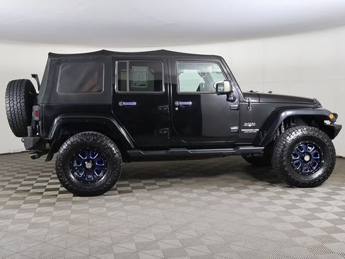 Used 2016 Jeep Wrangler Unlimited Sahara w/ Connectivity Group AWD/4WD image 15
