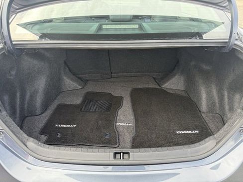 Used 2017 Toyota Corolla SE image 18