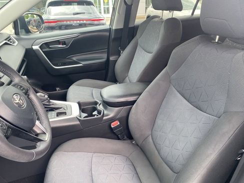 Used 2020 Toyota RAV4 XLE w/ XLE Grade Weather Package AWD/4WD image 17