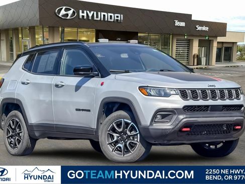 Used 2025 Jeep Compass Trailhawk AWD/4WD image 1