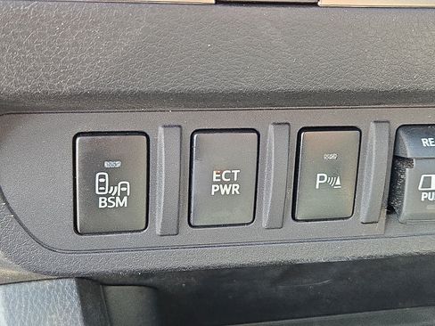 Used 2018 Toyota Tacoma Limited AWD/4WD image 25