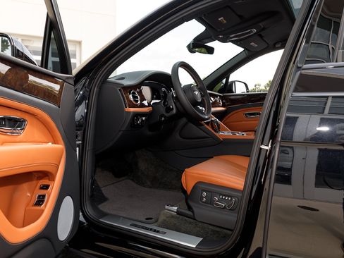 Certified 2023 Bentley Bentayga Extended Wheelbase AWD/4WD image 31