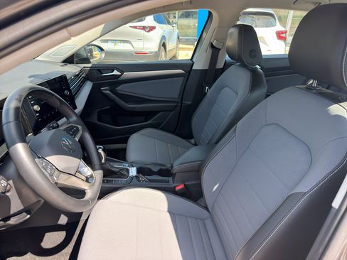 Used 2025 Volkswagen Jetta SE FWD image 4