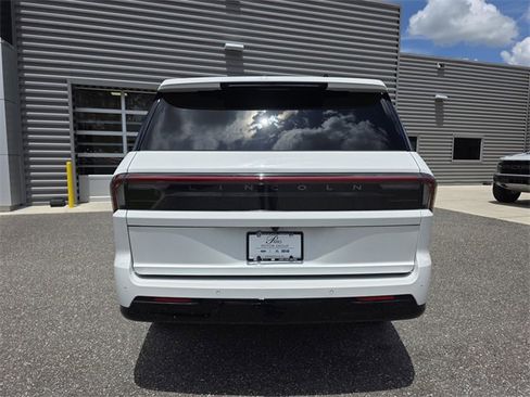 New 2025 Lincoln Navigator Reserve image 4