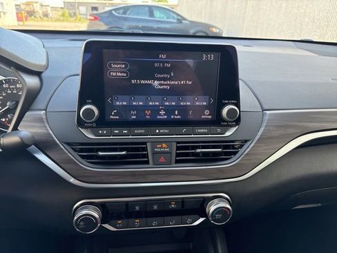 Used 2025 Nissan Altima 2.5 SV FWD image 12