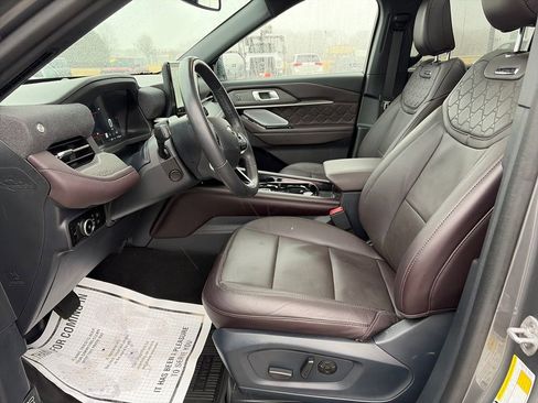 Used 2025 Ford Explorer Platinum w/ LUX Leather Package AWD/4WD image 18