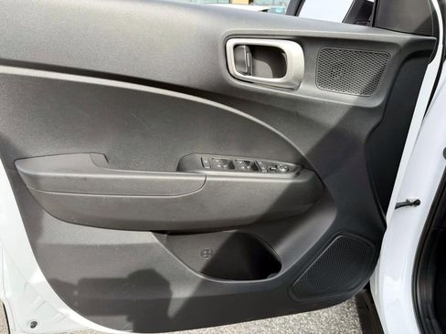 Certified 2025 Hyundai Venue SE image 15