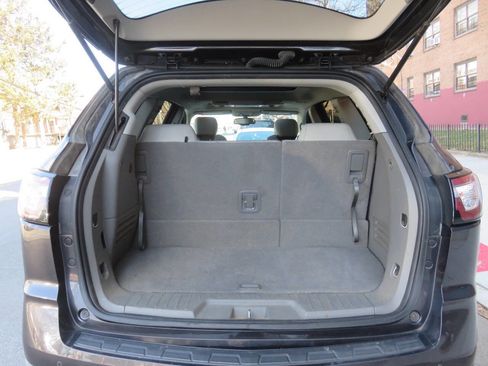 Used 2017 Chevrolet Traverse LT image 28