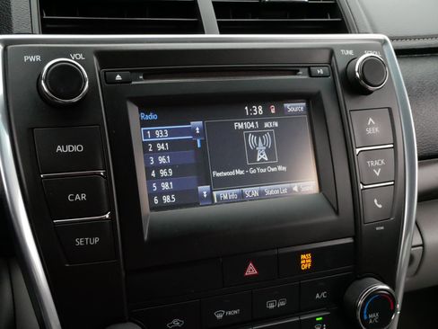 Used 2015 Toyota Camry LE image 22