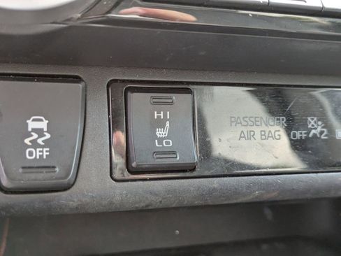 Used 2021 Toyota RAV4 XLE Premium image 16