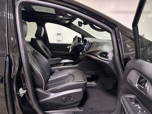 Used 2025 Chrysler Pacifica Limited image 23