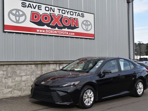 Certified 2025 Toyota Camry LE image 1