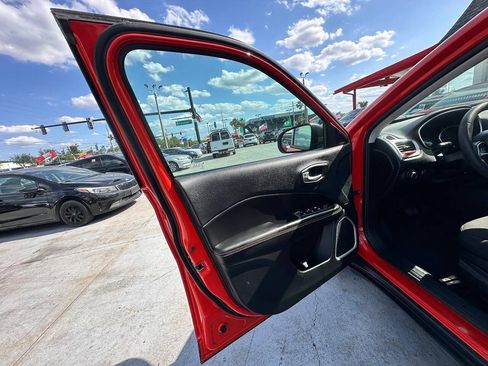 Used 2020 Jeep Compass Sport w/ Tech Group FWD image 4