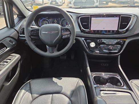 Used 2025 Chrysler Pacifica Limited FWD image 20