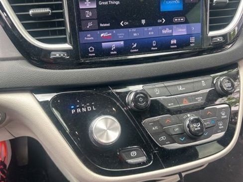 Used 2022 Chrysler Pacifica Touring-L image 2