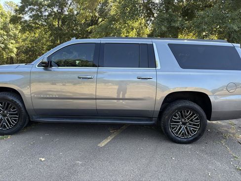 Used 2019 Chevrolet Suburban LT RWD image 2