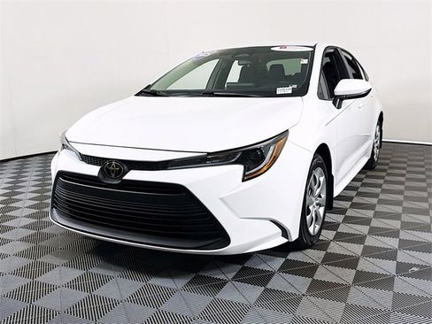 Certified 2025 Toyota Corolla LE image 3
