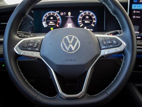 Certified 2025 Volkswagen Tiguan SE image 34