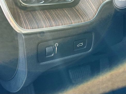 Used 2021 Volvo XC60 T5 Momentum image 11