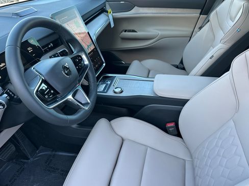 New 2025 Volvo EX90 Plus image 8