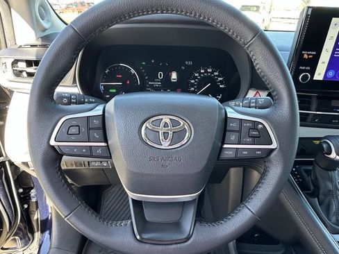 Used 2025 Toyota Sienna XLE w/ XLE Plus Package image 12
