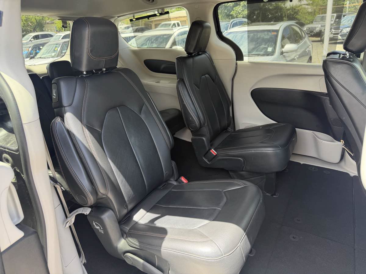Used 2017 Chrysler Pacifica Touring-L w/ Tire & Wheel Group FWD image 14