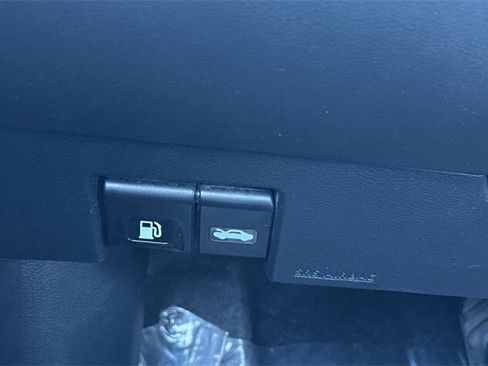 Used 2025 Nissan Versa SV image 27