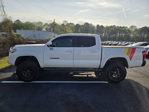 Used 2020 Toyota Tacoma SR5 w/ SR5 Appearance Package (SM) image 3