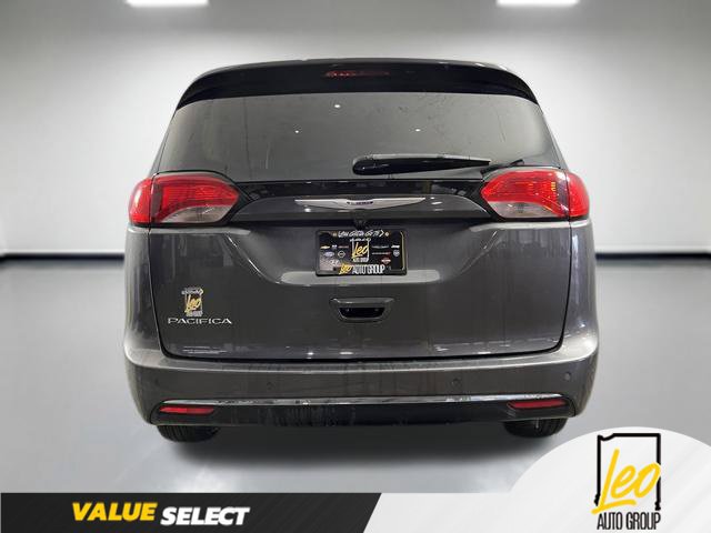 Used 2020 Chrysler Pacifica Touring-L w/ Tire & Wheel Group FWD image 4
