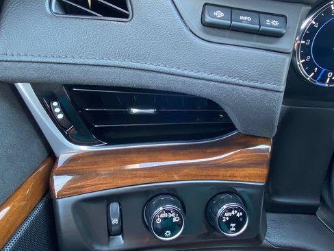 Used 2020 Cadillac Escalade Luxury AWD/4WD image 32