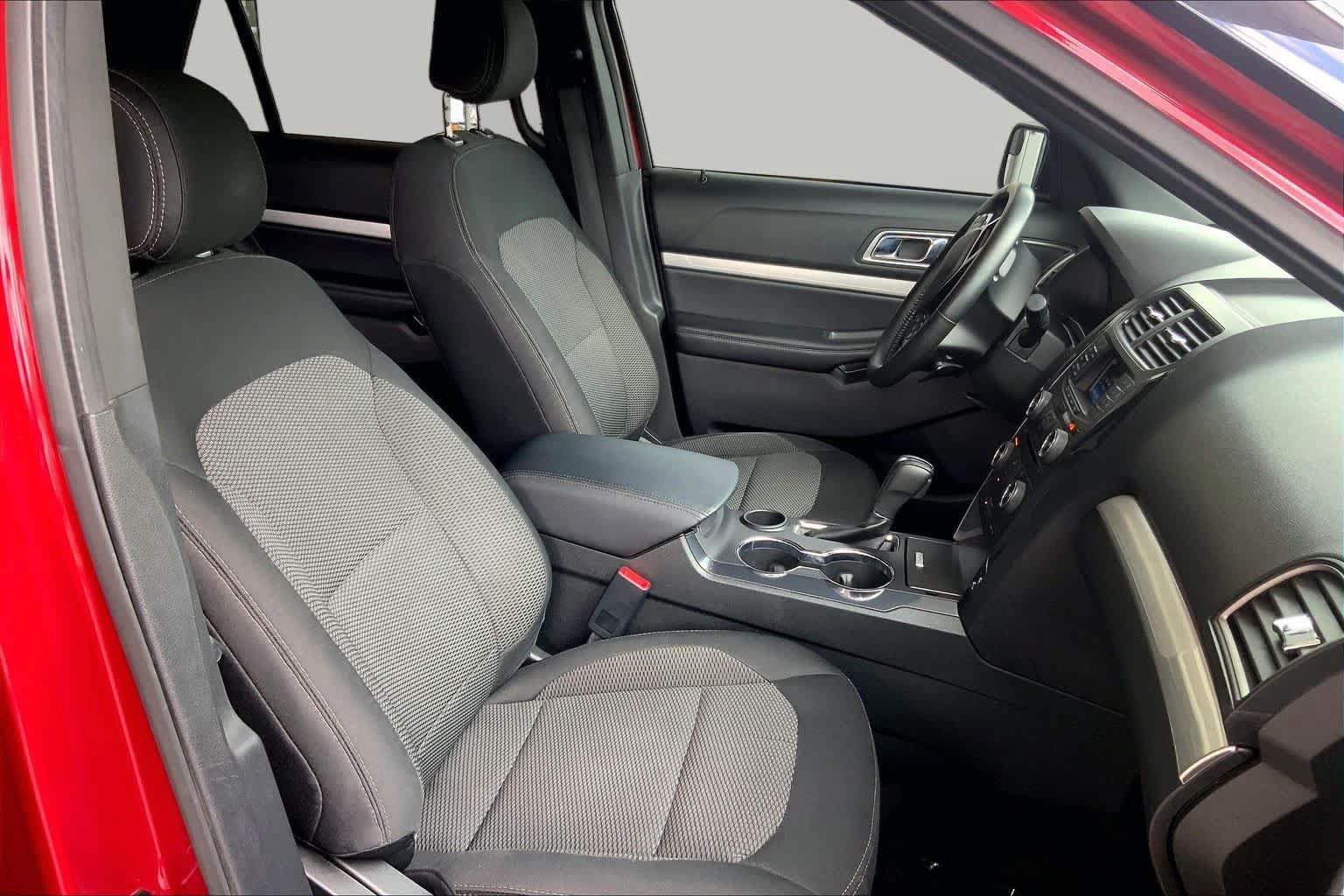 Used 2017 Ford Explorer XLT FWD image 8