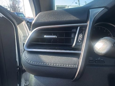 Used 2021 Toyota Camry SE image 12