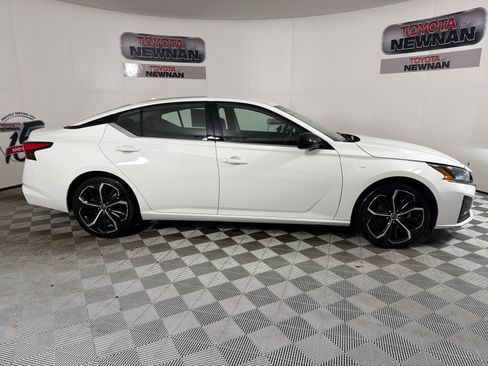 Used 2023 Nissan Altima 2.5 SR FWD image 2