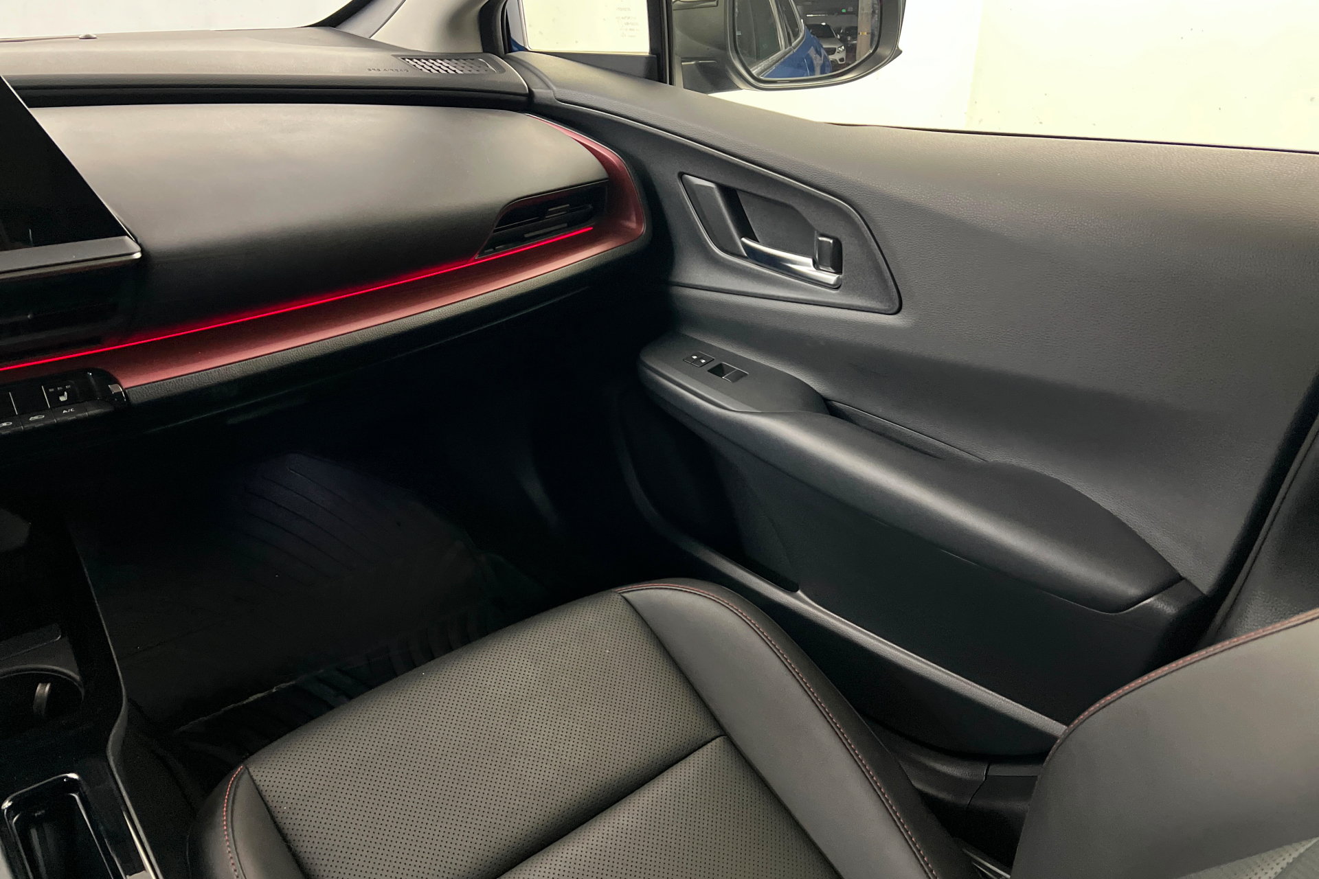 Certified 2025 Toyota Prius Plug-In Hybrid FWD image 11
