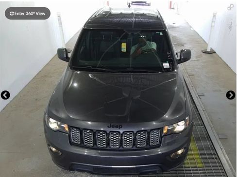 Used 2017 Jeep Grand Cherokee Altitude RWD image 4
