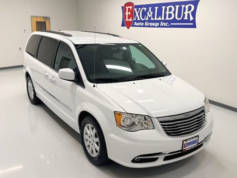 Used 2016 Chrysler Town & Country Touring FWD image 2