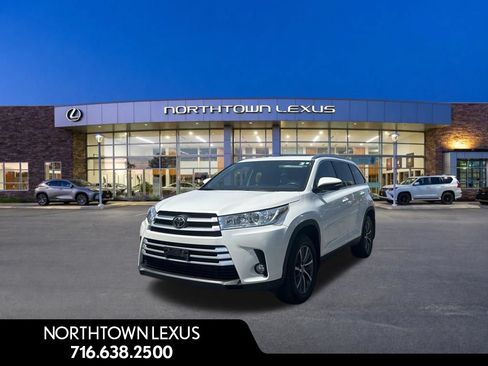 Used 2019 Toyota Highlander XLE AWD/4WD image 1