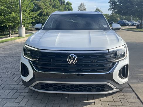 Certified 2026 Volkswagen Atlas Cross Sport SE w/ Panoramic Sunroof Package FWD image 3