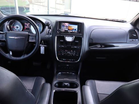 Used 2015 Chrysler Town & Country S w/ Driver Convenience Group FWD image 19