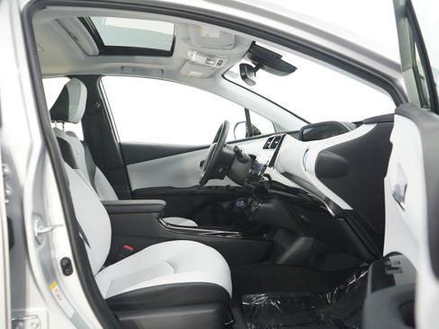 Used 2020 Toyota Prius XLE w/ Advanced Technology Package FWD image 11