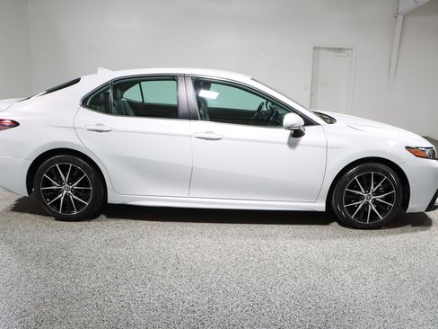 Used 2024 Toyota Camry SE image 6