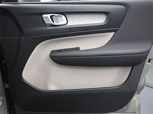 Used 2023 Volvo XC40 B5 Plus w/ Protection Package Premier image 31