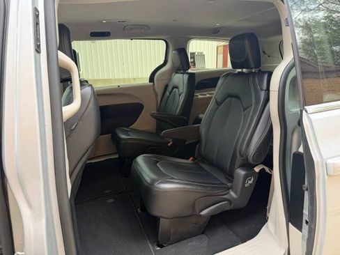 Used 2023 Chrysler Pacifica Touring-L FWD image 8
