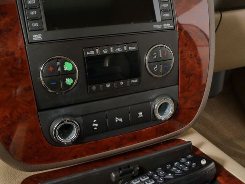 Used 2010 Chevrolet Suburban LTZ AWD/4WD image 25