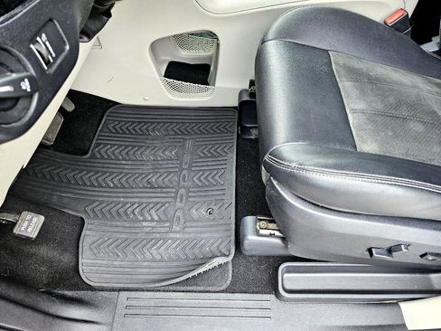 Used 2019 Dodge Grand Caravan SXT image 14