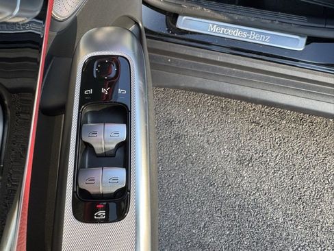 Used 2025 Mercedes-Benz GLC 300 4MATIC image 21