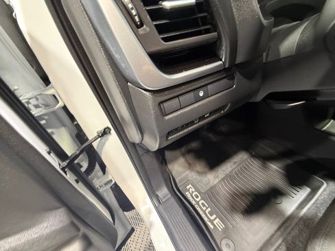 Used 2025 Nissan Rogue SV image 12