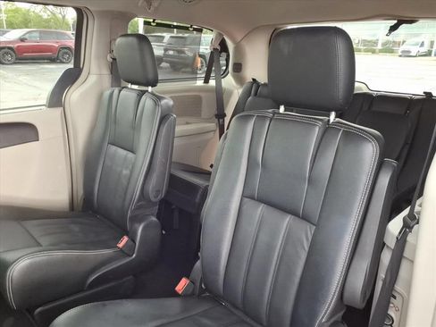 Used 2015 Chrysler Town & Country Touring w/ Driver Convenience Group FWD image 11